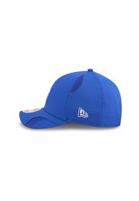 Blaues Baseballcap mit gebogenem Schirm, ausgestattet mit einem strukturierten Stoff, Netzpaneelen und einem weißen Logo an der Seite für Branding-Details.
