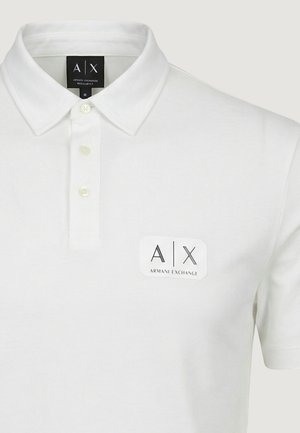 Polo blanc Armani Exchange avec trois boutons et écusson logo sur la poitrine gauche.
