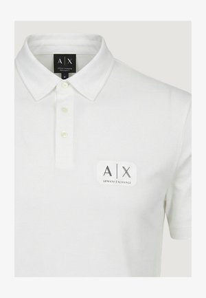 Weißes Armani Exchange Polohemd mit drei Knöpfen und Logo-Patch auf der linken Brust.