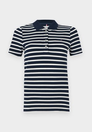 Polo shirt rayé bleu marine et blanc avec une patte de boutonnage et des manches courtes ; il présente un col et un petit logo de marque sur la poitrine.