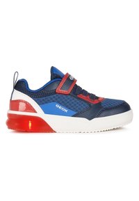 Chaussures de sport avec un dessus en maille marine, des accents rouges et une semelle blanche. Elles disposent d'une sangle Velcro et d'une section arrière illuminée.