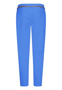 Modré priliehavé nohavice s hnedým opaskom, zobrazujúce zadné vrecká a čistý, na mieru ušitý vzhľad na bielom pozadí.