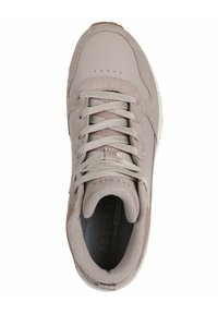 Buty sportowe w miękkiej, jasnobeżowej skórze i zamszu, z popularnym sznurowanym designem, wyściełanym kołnierzem oraz teksturowaną wkładką z logo.