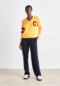 GANT VARSITY VNECK - Camisola - faded sunset