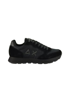 Zwarte sneaker met suède en mesh panelen. Beschikt over een textuur rubberen zool en contrasterende veters. Opvallend logoontwerp in grijs aan de zijkant.