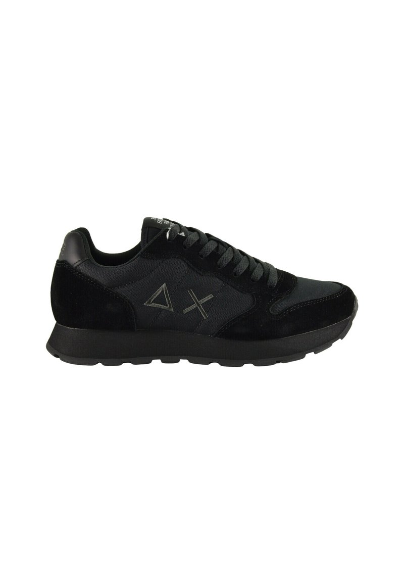 Sneaker nera con pannelli in suede e rete. Presenta una suola in gomma testurizzata e lacci a contrasto. Design del logo in grigio ben visibile di lato.