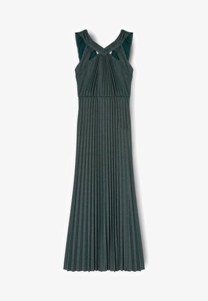 Vestido maxi plisado sin mangas de color verde oscuro con tirantes entrecruzados y detalles recortados en el pecho, hecho de tela brillante.