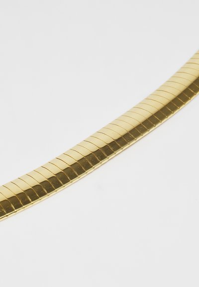 Auksinės spalvos metalo choker tipo kaklo papuošalas, pasižymintis lanksčiu, segmentiniu dizainu, turinčiu lygų, blizgų paviršių ir pakaitiniais stačiakampiais elementais.