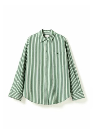 Chemise verte à boutons avec des rayures blanches verticales, manches longues, poche avant et col pointu, posée à plat sur un fond blanc.
