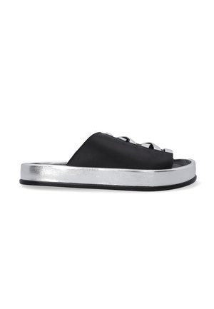 Sort slide sandal med en glat overdel, der har dekorative stropper og en skinnende sølvfarvet platformsål, der er tekstureret for greb.