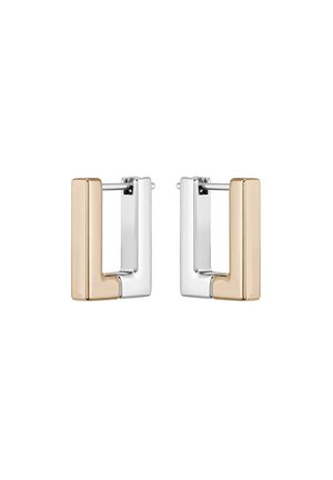 Pendientes de metal en forma rectangular, en oro y plata, con un acabado pulido y un diseño de bloques de color en contraste.