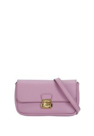 Borsa a tracolla in pelle lavanda con chiusura color oro e tracolla regolabile, forma rettangolare, texture liscia, design minimalista.