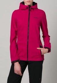 Różowa kurtka softshell z czarnymi akcentami, zamek z przodu, regulowany kaptur i kieszenie boczne. Gładka tkanina i dopasowany krój.