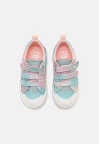 Kleebistega sneakerid pastellitoonides sinise, roosa ja lilla gradientiga. Omavad kummist tallat ja pehmet kangast ülemist osa, millel on pehmendatud sisemus.