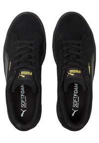 Sneaker nere in suede, con collare imbottito, chiusura con lacci e marchio dorato a contrasto sui lati e sulla linguetta.