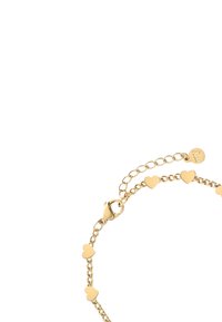 Pulsera de cadena de oro con pequeños encantos en forma de corazón, un broche de langosta y una cadena ajustable para diferentes longitudes. Textura suave y brillo.