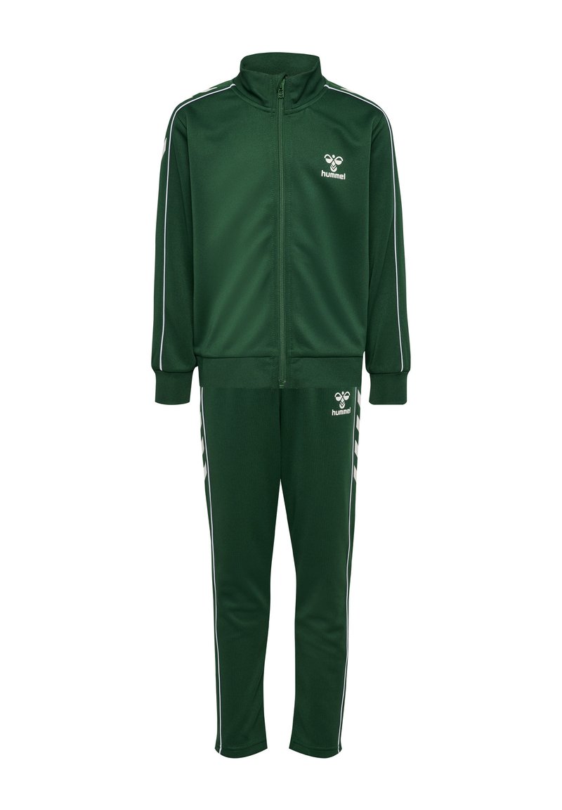 Grüner Trainingsanzug mit einer Reißverschlussjacke mit hohem Kragen und passender Hose, beide mit weißen Paspeln und Logodetails auf der Jacke.