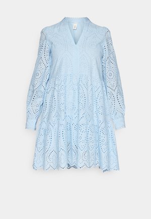 Vestido azul claro con escote en V, mangas largas y patrones intrincados de broderie anglaise. Falda acampanada y con volantes con bordes con formas onduladas.