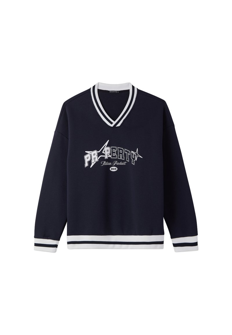 Felpa blu navy a V con colletto, polsini e orlo a strisce bianche, con la scritta "PROPRIETÀ Prodotto Italiano 2019" e grafica a stelle.