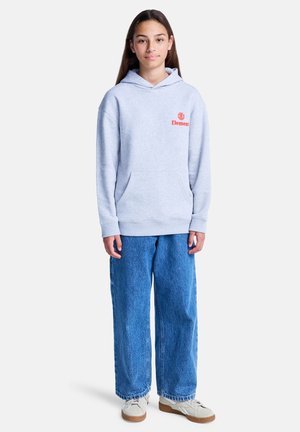 Sudadera gris claro con bolsillo frontal y logo rojo "Element", combinada con jeans de mezclilla azul holgados y zapatillas beiges. Textura suave, ajuste informal.