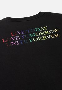 Zwarte sweatshirt met een ribbelkraag, voorzien van meerkleurige tekst die luidt: "LEEF VANDAAG, BEMIN MORGEN, VERENIG LAANGDURIG" in verschillende groottes.