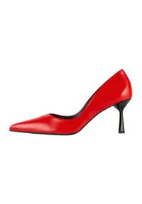 Pompe en cuir verni rouge avec un bout pointu et un talon aiguille noir élégant. Texture lisse et design minimaliste.