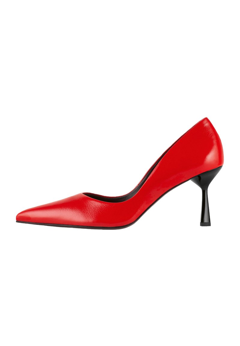 Pompe en cuir verni rouge avec un bout pointu et un talon aiguille noir élégant. Texture lisse et design minimaliste.