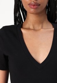 Good American SUPER STRETCH DEEP V  - Βασικό μπλουζάκι - black