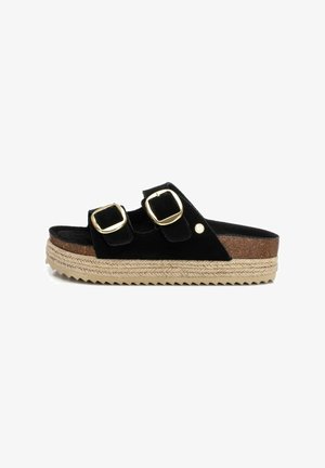 Sandalias de ante negro con dos correas ajustables de hebilla dorada, plantilla de corcho y suela envuelta en yute que presenta un patrón en zigzag.