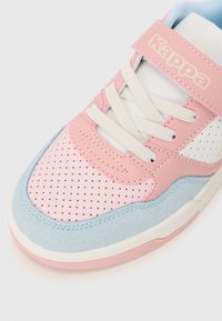 Baskets Kappa avec un design perforé, dans des nuances de rose, blanc et bleu, avec une tige texturée, des lacets plats et une sangle ajustable.