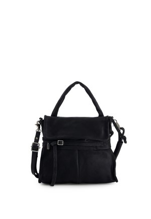 Sort læderhåndtaske med tophåndtag, fold-over klap, spænde detalje og aftagelig skulderrem mod hvid baggrund.