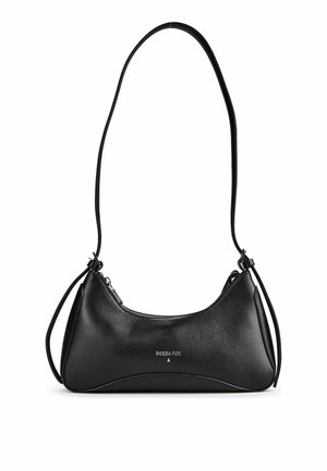 Borsa a tracolla in pelle nera con forma curva, cerniera argentata e logo Patrizia Pepe al centro frontale.