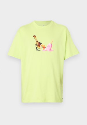 Camiseta de algodón verde lima con un gráfico de un pájaro y un cucurucho de helado rosa, con un sencillo cuello redondo y mangas cortas.