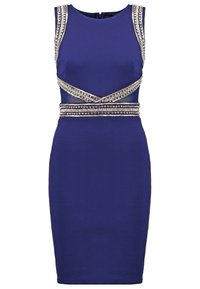 Robe bleue sans manches cintrée avec bordure de perles argentées aux épaules, à la taille et détail croisé sous la poitrine, longueur au genou.