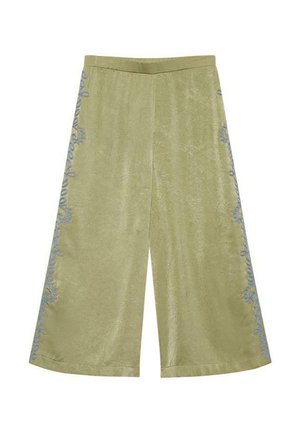 Pantalones de pierna ancha de color verde claro, hechos de material suave, con intrincados bordados de flores azules a lo largo de las costuras laterales. Cintura plana.