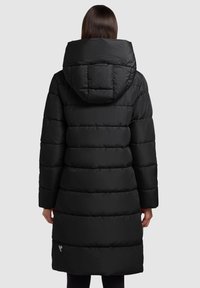 Zwarte donsjas met een capuchon, gewatteerd ontwerp en lange mouwen. De stof lijkt glad met accentstiksels en een zijzak.