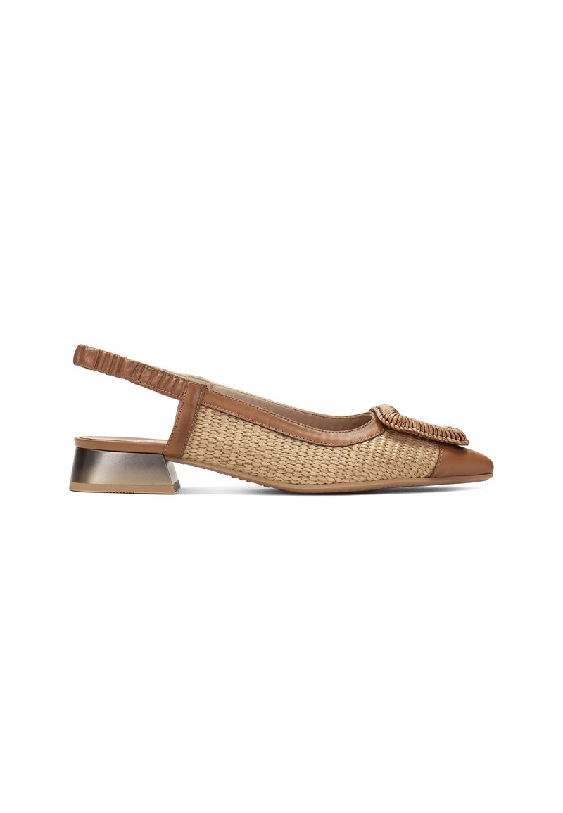 Zapato slingback marrón con textura trenzada y cuero suave. Presenta un tacón metálico plano y un detalle ornamental retorcido en la punta.