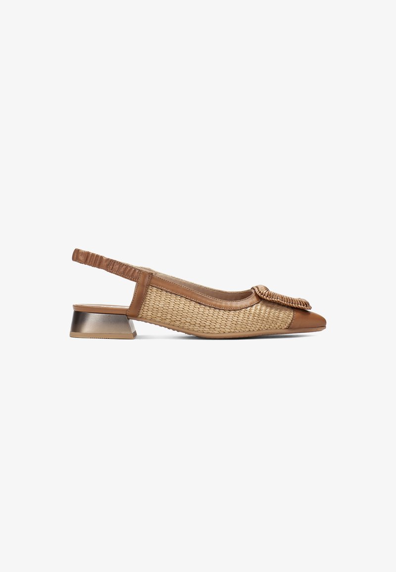 Zapato slingback marrón con textura trenzada y cuero suave. Presenta un tacón metálico plano y un detalle ornamental retorcido en la punta.