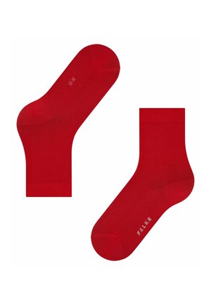 Chaussettes en coton rouges pour la cheville, avec une texture lisse, un talon moulé et un orteil renforcé. Taille indiquée 32-38 ; nom de la marque "FALKE" imprimé sur le côté.