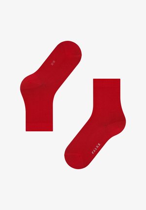 Chaussettes en coton rouges pour la cheville, avec une texture lisse, un talon moulé et un orteil renforcé. Taille indiquée 32-38 ; nom de la marque "FALKE" imprimé sur le côté.