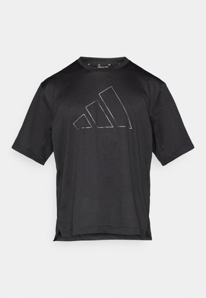 Crna sportska majica s kratkim rukavima i okruglim izrezom. Ima teksturirani materijal i reflektirajući Adidas logo u sredini.