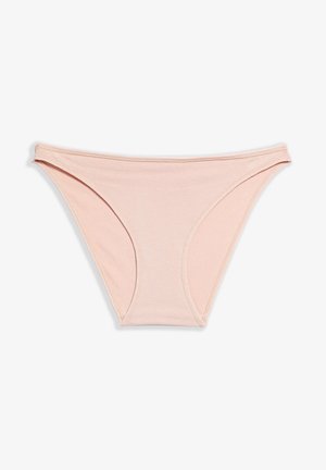 Jasnoróżowa bawełniana bielizna bikini o wąskich bokach i gładkim wykończeniu na białym tle.