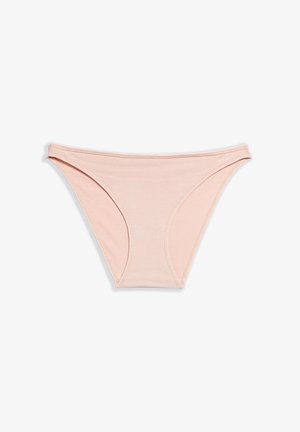 Helle rosa Baumwollunterwäsche im Bikini-Stil mit schmalen Seitenbändern und glattem Finish auf weißem Hintergrund.