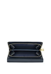 Portafoglio in pelle blu navy con zip dorata, dotato di due scomparti con interno scuro e motivo a logo in rilievo.