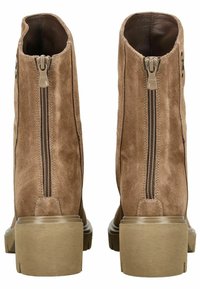 Bottes chelsea en suede marron avec un détail de fermeture éclair, talon plat et intérieur lisse. Forme arrondie avec des accents de couture le long des coutures.