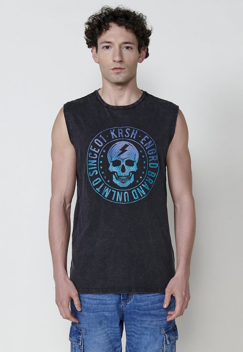 Svart ärmlös t-shirt med en sliten finish som har en blå och turkos skalle grafisk design och text inskriven i ett cirkulärt mönster.