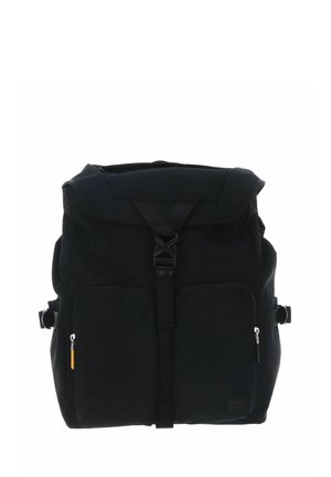 Sac à dos en tissu noir avec fermeture à enroulement, bretelles ajustables, deux poches avant zippées et attaches latérales à boucle.