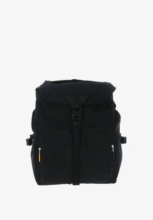 Sac à dos en tissu noir avec fermeture à enroulement, bretelles ajustables, deux poches avant zippées et attaches latérales à boucle.