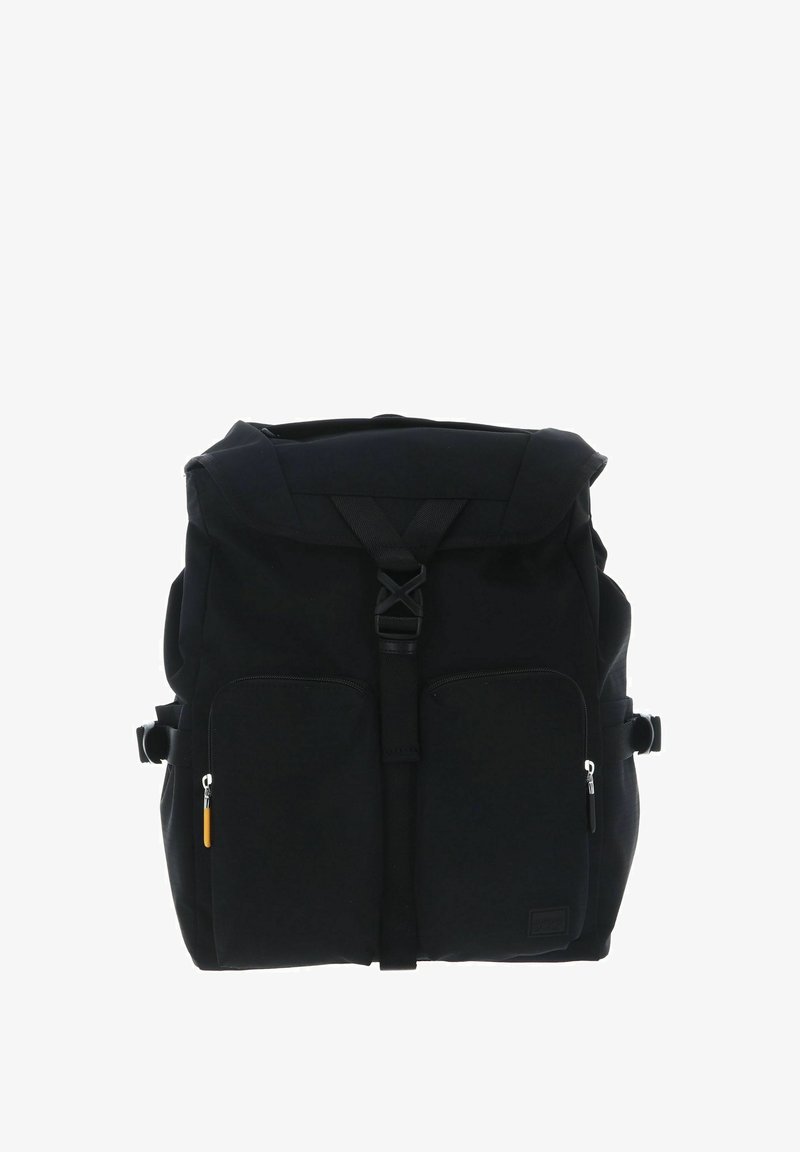 Sac à dos en tissu noir avec fermeture à enroulement, bretelles ajustables, deux poches avant zippées et attaches latérales à boucle.