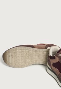 Sneakers con una toma in suede e mesh bordeaux e beige, dotati di una suola in gomma testurizzata e design con lacci. Accentuati con dettagli grigi.